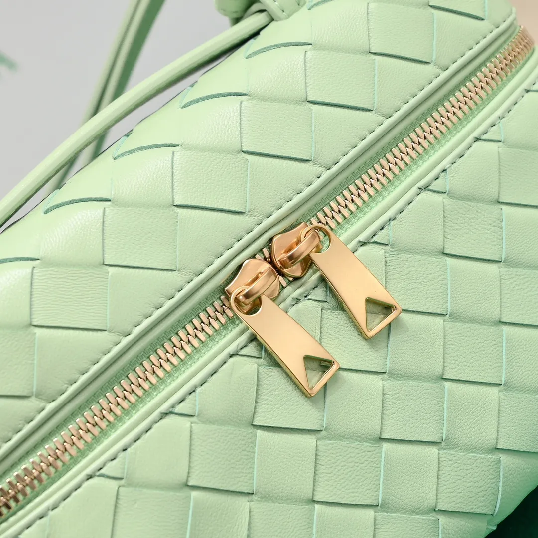 Batch 1360 Bottega Veneta 24 spring and summer woven zipper crossbody bag. A crossbody bag that can be used as a cosmetic bag. The exquisite weaving and compact body are an indispensable accessory for the upcoming summer. The double zipper also better protects the bag. It has a large capacity. If you like it, don’t miss it. Style number: 9109 Size: 22*12.5*5cm